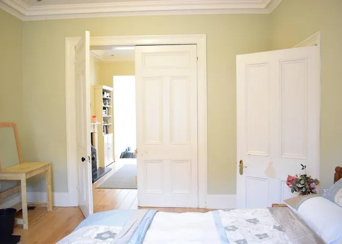 5 Bedroom House In Drumcondra Sleeps 10