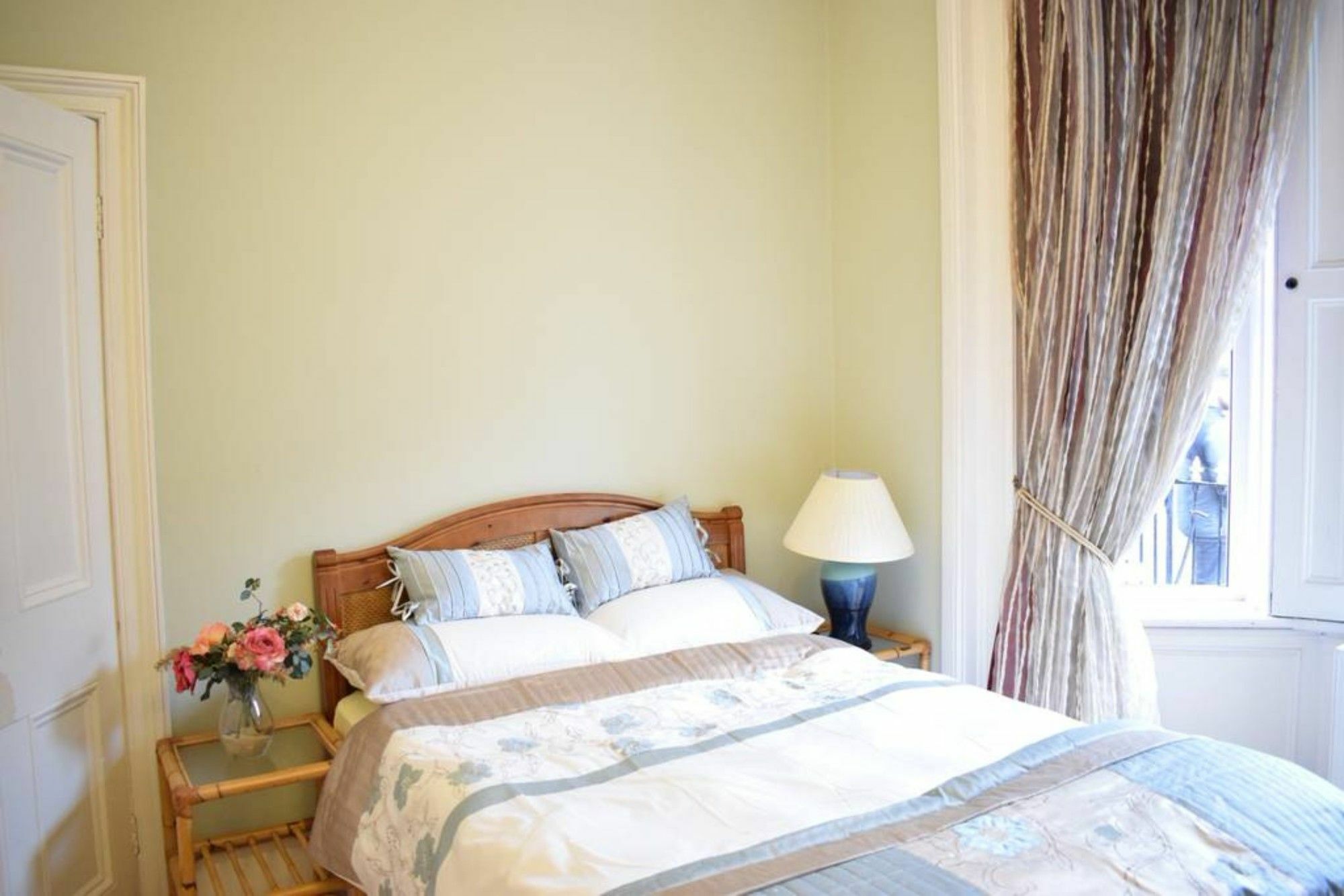 5 Bedroom House In Drumcondra Sleeps 10 Apartment *